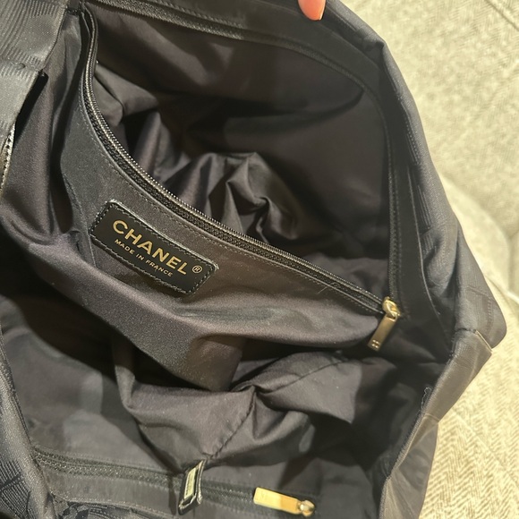 CHANEL Elegant Black Tote Bag - Picture 12 of 15